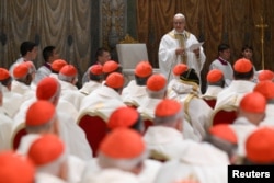 Papa Leoni XIV drejton meshën në Kapelën Sistine në Vatikan, më 9 maj 2025.