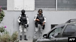 მექსიკელი გვარდიელები მეხიკოში ორგანიზებული დანაშაულის საგანგებო პროკურატურის შენობას იცავენ. 22 თებერვალი, 2026 წელი
