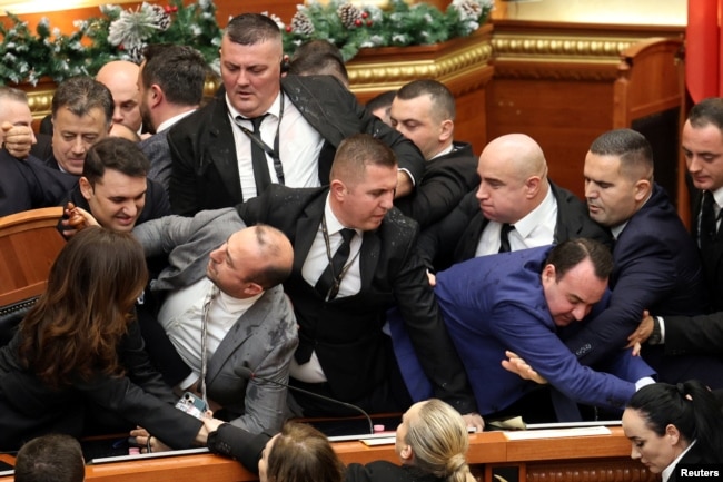 Deputetë të Partisë Demokratike, partisë më të madhe opozitare në Shqipëri, protestojnë brenda Kuvendit, në Tiranë, Shqipëri, 18 dhjetor 2025.