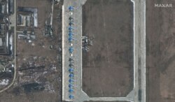 Російські військові літаки Су-34 вишикувалися в чергу на російській авіабазі Морозовск