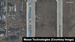 Российские военные самолеты Су-34 выстроились в ряд на авиабазе Морозовск в Ростовской области