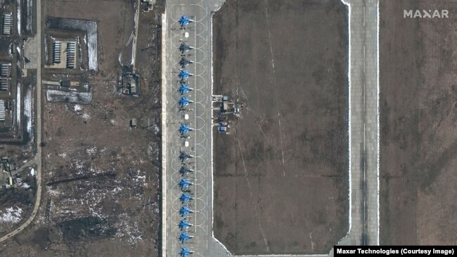 Российские военные самолеты Су-34 выстроились в ряд на авиабазе Морозовск в Ростовской области