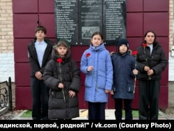 Ученики школы №1 поселка Бреды возлагают цветы к мемориальным табличкам, декабрь 2025 года
