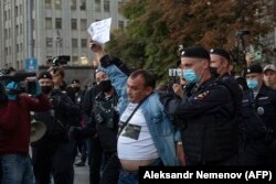 Задержание участника одиночного пикета в поддержку Алексея Навального после его отравления