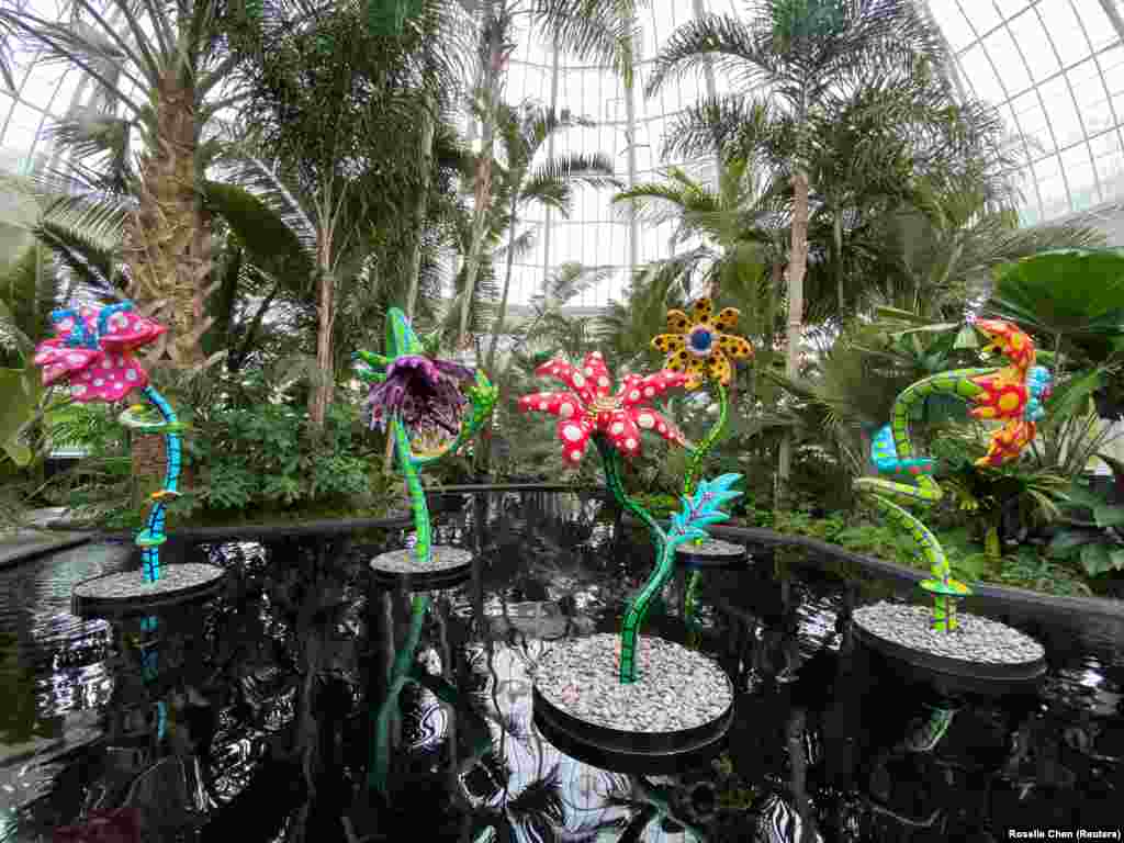 A New York-i botanikus kert növényei között egy-két műanyag virágszobor nőtt. &quot;Kozmikus természet&quot; címen nyílt itt kiállítás.
