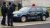 Automobil koji se zabio u kapiju ured Angele Merkel u Berlinu. Na autu je ispisano: Proklete ubojice djece i staraca. 