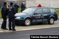 Na automobilu koji se zabio u kapiju Merkelina ureda ispisano je: Proklete ubojice djece i staraca