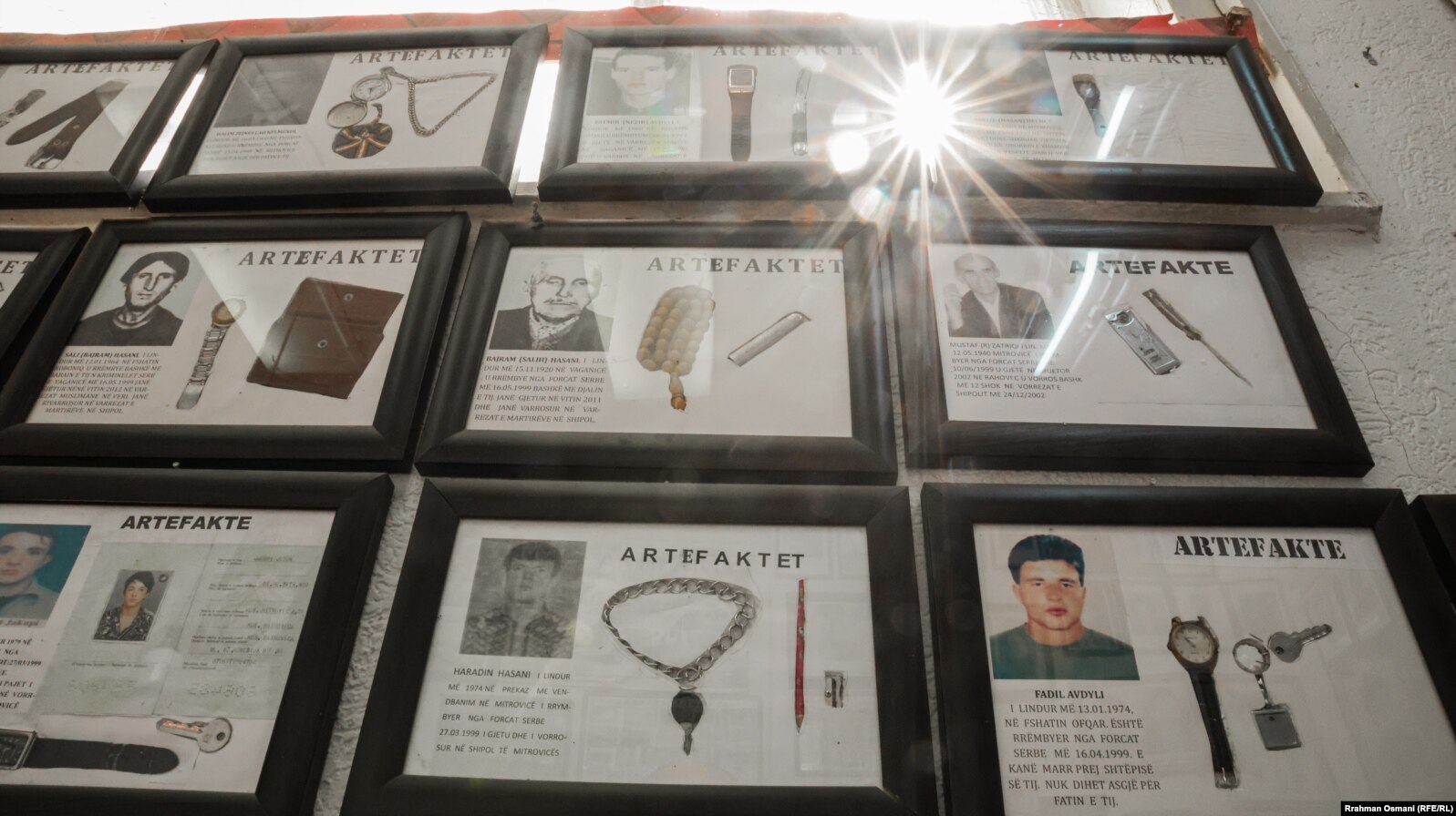 Artefakte brenda zyrës së organizatës "Zëri i Prindërve".