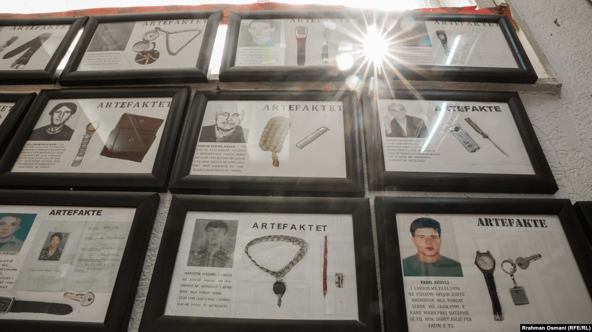 Artefakte brenda zyrës së organizatës "Zëri i Prindërve".