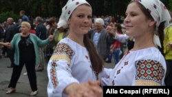 În Piața Marii Adunări Naționale din Chișinău, unde s-au adunat ansambluri folclorice din toate raioanele Republicii Moldova la un concert festiv și la Târgul meșterilor populari din scuarul catedralei mitropolitane.