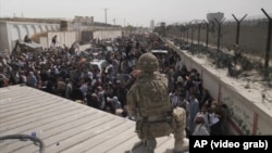 Imagini de la aeroportul din Kabul, unde trupele americane încearcă să organizeze evacuarea străinilor și așa-numiților „afgani vulerabili”.