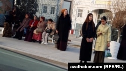 Aşgabatda awtobusa garaşýan ýolagçylar. Arhiw suraty