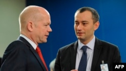 Николай Младенов през 2012 г. с тогавашния външен министър на Великобритания Уилям Хаг по време на среща между страните от НАТО и Русия