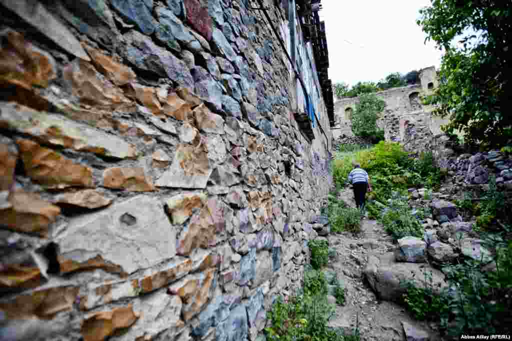 Göygölün Çaykənd kəndi. 1991-cı ilin əvvəlində məşhur "Çaykənd" əməliyyatından sonra kəndin erməni sakinləri buranı tərk etmiş, onların bir çoxlarının evi boş qalmışdı. Buna baxmayaraq, kəndin azərbaycanlı sakinləri hələ də kənddə yaşamaqdadırlar. 