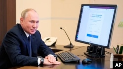 Президент РФ Владимир Путин участвует на дистанционном электронном голосовании во время парламентских выборов в России, 17 сентября 2021 года