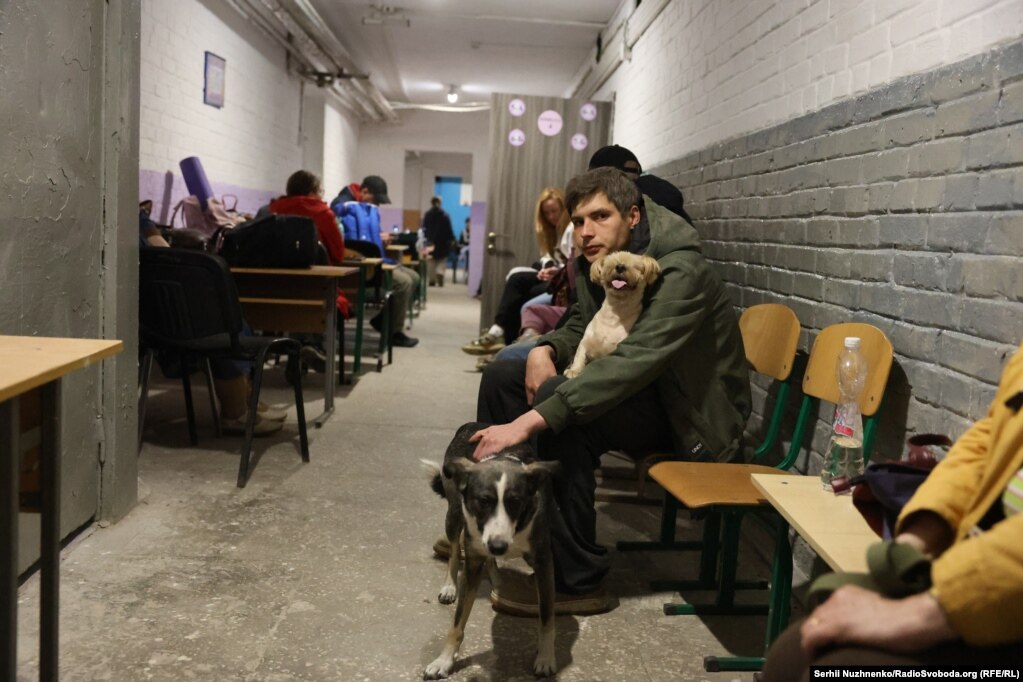 Люди ховаються в укритті під час повітряної тривоги