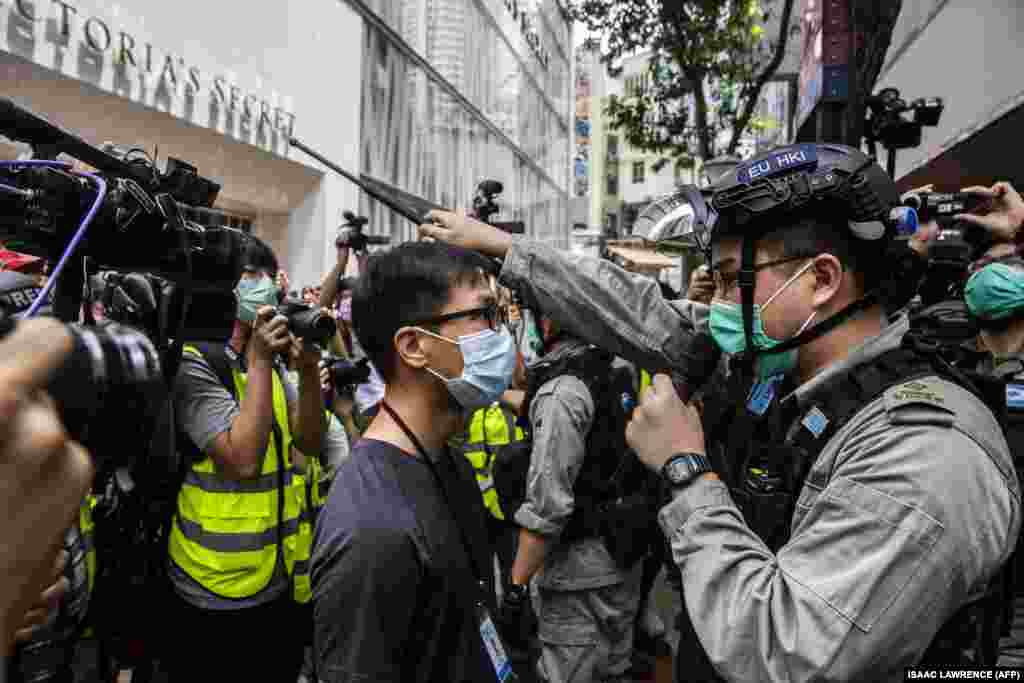 Poliția și protestatarii, în apropierea legislativului din Hong Kong, care examina legea ce interzice insultarea imnului național al Chinei, 27 mai 2020.