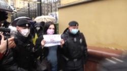 Изоляция в автозаке: в Москве — десятки задержанных