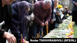 Уже в 23-й раз очевидец тех кровавых событий Жужуна Чагунава приходит на проспект Руставели с тюльпанами и свечами