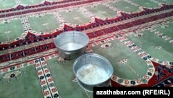 Mary, üçeginden ýagyş geçýän metjit