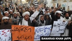 Members of Pakistani Islamist parties protesting against U.S. aid cuts in January.