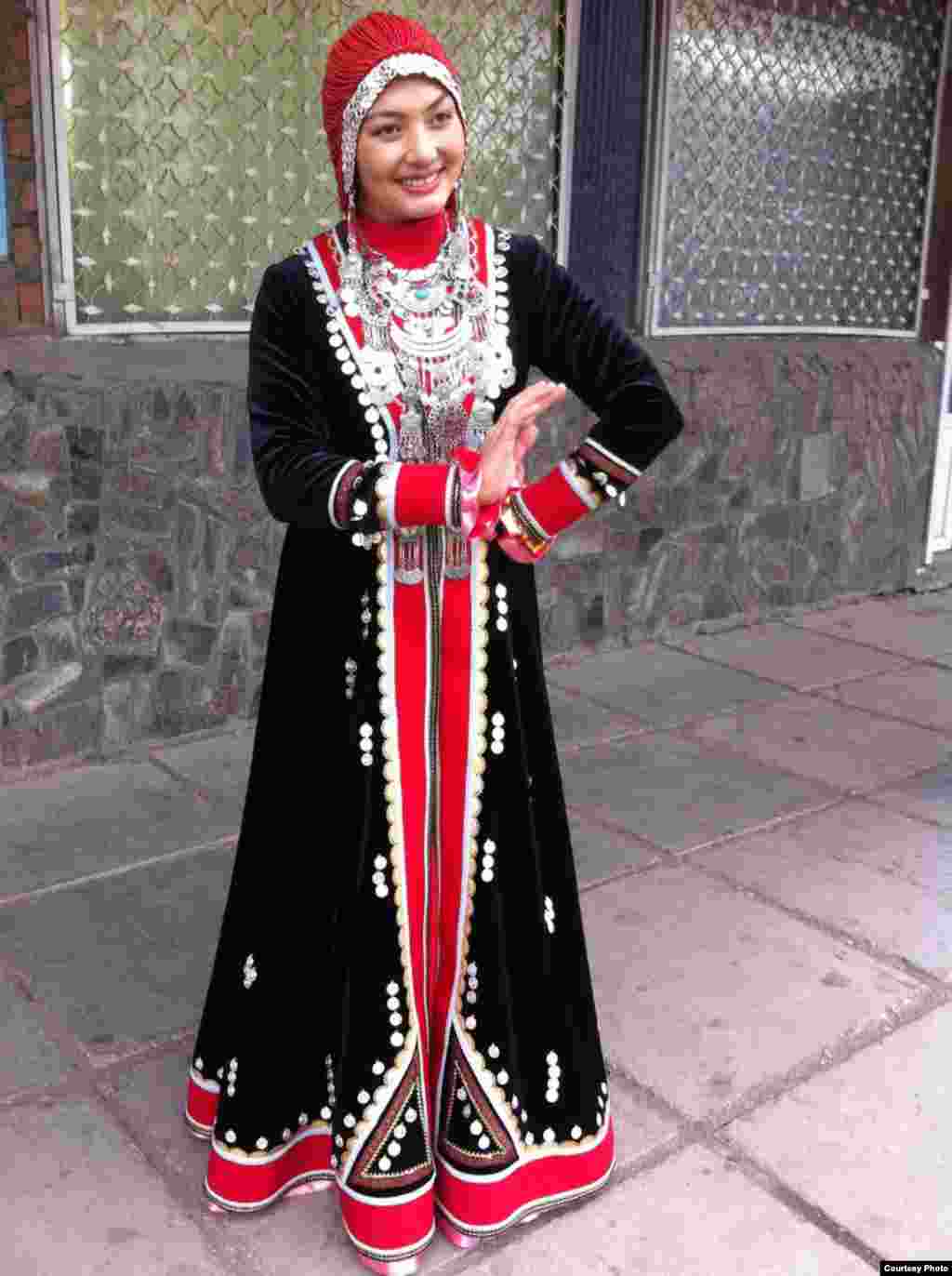 &quot;Бу рәсемдәге кием башкорт милли стиленә туры килә, ләкин бизәү әйберләре туры килеп бетми, әмма аны кабул итеп була&quot;