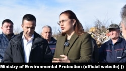 Nedelju dana pre glasanja ministarka zaštite životne sredine iz redova SNS, Sara Pavkov je u Mionici najavila početak radova na projektu sanacije, rekultivacije i zatvaranja nesanitarne deponije, 24. novembar 2025.