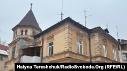 Clădirea cu mai multe apartamente din secolul al XIX-lea, situată pe strada Romanitski, nr. 24. Imagine realizată în februarie 2026.