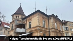 Це багатоквартиний будинок ХІХ століття на Романицького 24. Фото за лютий 2026 року
