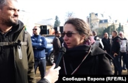 Протестираща срещу еврото пред сградата на БНБ, 3 ноември.