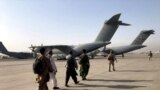 Люди выстраиваются в очередь на посадку в военный самолет во время эвакуации из Кабула. (фото из архива)