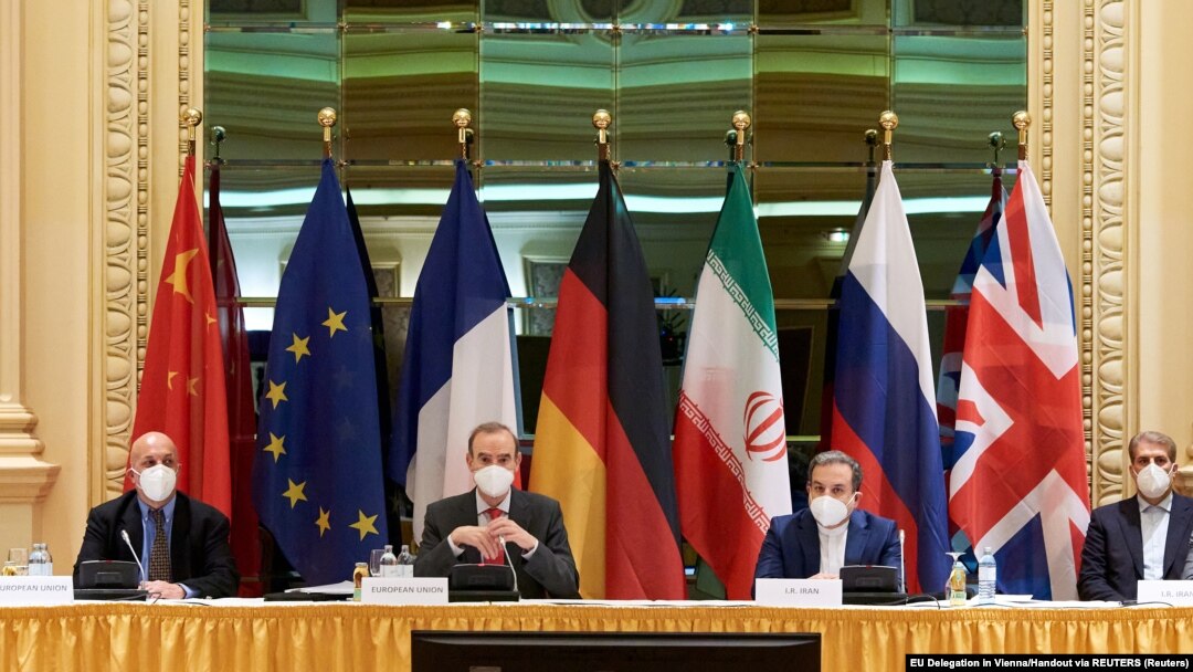 انریکه مورا، معاون مسئول سیاست خارجی اتحادیه اروپا، و عباس عراقچی، معاون وزیر خارجه ایران، پیش از شروع یکی از نشست‌های مذاکرات در وین