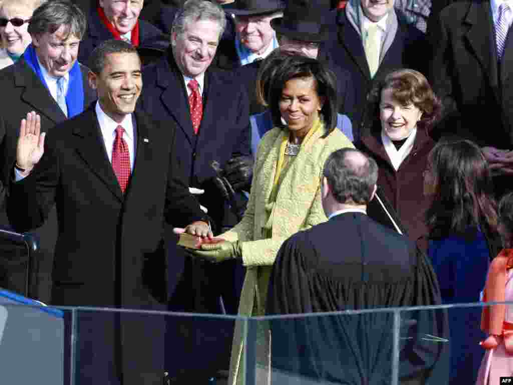 Gjatë betimit... - UNITED STATES, Washington : WASHINGTON - JANUARY 20: Barack H. Obama is sworn in by Chief Justice John Roberts as the 44th president of the United Statesas the 44th President of the United States of America on the West Front of the Capitol January 20, 2009 in Washington, DC. Obama becomes the first African-American to be elected to the office of President in the history of the United States. Mark Wilson/Getty Images/AFP obama20