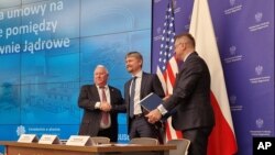 Az amerikai Westinghouse építheti az első lengyel atomerőművet. A lengyel nukleáris program erről szóló megállapodását írják alá az energiacég és a lengyel kormány tisztviselői 2023. február 23-án