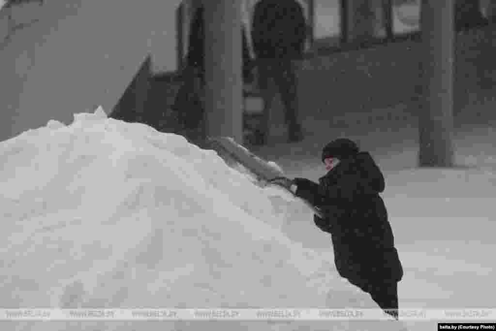 У некаторых гарадах ствараюць пункты раздачы інвэнтару добраахвотнікам, якія хочуць дапамагчы ўладам у барацьбе з прыроднай стыхіяй. У ліквідацыі наступстваў стыхіі ўдзельнічаюць камунальнікі, вайскоўцы і школьнікі.