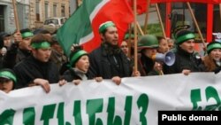 Хәтер көне. Марат уртада, аның башында каска. 