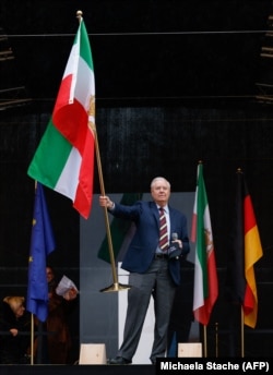 Američki republikanski senator Lindzi Grem maše zastavom s grbom lava i sunca na iranskom promonarhističkom skupu u Minhenu, 14. februar 2026.