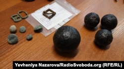 Гарматні ядра, ґудзики від одягу та пряжки взуття, знайдені на Хортиці влітку 2026 року під час дослідження військового табору ХVIII ст.