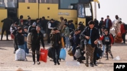 گروهی از مهاجران افغان که از ایران اخراج شدهاند. (عکس آرشیف)