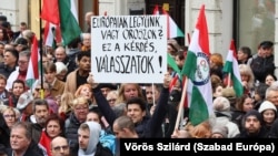 Inscripția „Să fim europeni, ori Rusia? Aceasta este întrebarea. Alegeți!” pe un placat adus de susținătorii partidului Tisza al lui Péter Magyar, la un miting cum mult înainte de începutul campaniei electorale