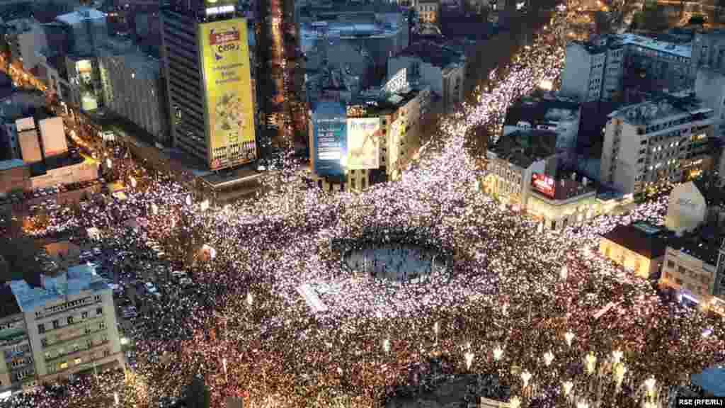 Desetine hiljada građana učestvovalo je na poziv studenata u blokadi na protestnom skupu na Trgu Slavija u Beogradu, 22. decembra 2024.&nbsp;