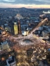 Desetine hiljada građana učestvovalo je na poziv studenata u blokadi na protestnom skupu na Trgu Slavija u Beogradu, 22. decembra 2024.&nbsp;