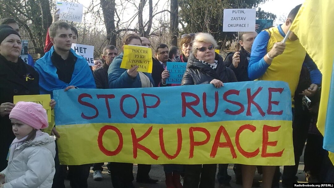 Митинг в Праге. Лозунг на чешском языке: "Стоп российской оккупации".