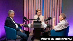 Analiștii politici Igor Boțan (stânga) și Nicolae Negru, în studioul Europei Libere, la podcastul „Dincolo de Știri” realizat de Eugenia Crețu