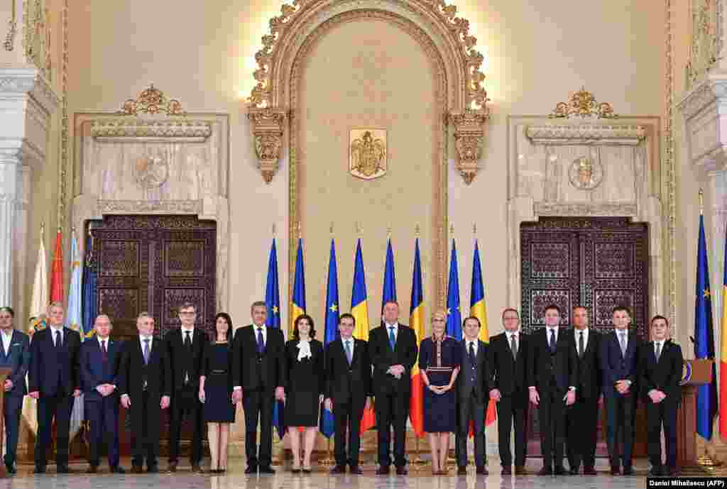 РОМАНИА - Романскиот премиер Лудовик Орбан изјави денеска дека ќе се стави во самоизолација, а тоа ѝ го предложил и на целата негова Влада, откако биле во контакт со сенатор кај кој подоцна бил утврден коронавирус, пренесе германската новинска агенција ДПА.