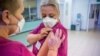 A koronavírus elleni oltása helyét mutatja egy nővér a Dél-pesti Centrumkórházban 2020. december 27-én