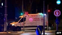 «Швидка допомога» доставляє звільнену заручницю до шпиталю в Тель-Авіві, 26 листопада 2023 року