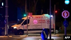 Скорая помощь доставляет освобождённую заложницу в госпиталь в Тель-Авиве, 26 ноября 2023 года