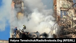 Рятувальні роботи на місці російського ракетного удару по багатоповерхівці Тернополя. Число жертв росте. Україна, 19 листопада 2025 року.