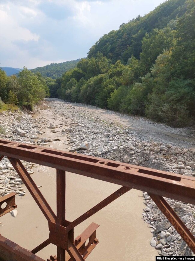 Hidroelektrane se grade na granici sa Nacionalnim parkom Sutjeska koji obuhvata šire područje sliva rijeke Sutjeske, uključujući strogo zaštićeni rezervat, prašumu Perućicu, kao i dijelove planina Maglić i Volujak, august 2024.